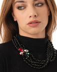 Collana girocollo multifilo con sfere in acrilico nere e fiore con pietre in vetro multicolore - Mya Accessories