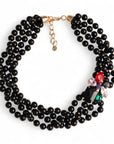 Collana girocollo multifilo con sfere in acrilico nere e fiore con pietre in vetro multicolore - Mya Accessories
