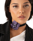 Chocker in tessuto nero con fiore viola - Mya Accessories