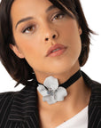 Chocker in tessuto nero con fiore grigio - Mya Accessories