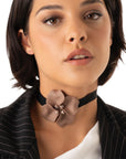 Chocker in tessuto nero con fiore beige - Mya Accessories