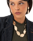 Collana girocollo con foglie in metallo martellato - Mya Accessories