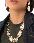 Collana girocollo con foglie in metallo martellato - Mya Accessories