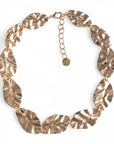 Collana girocollo con foglie in metallo martellato - Mya Accessories