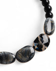 Collana girocollo con pietre in acrilico nere ed inserti animalier - Mya Accessories