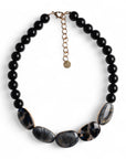 Collana girocollo con pietre in acrilico nere ed inserti animalier - Mya Accessories