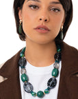 Collana con pietre in acrilico sui toni del nero e del verde - Mya Accessories