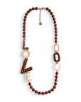Collana lunga con sfere marroni ed inserti in acrilico con scritta love - Mya Accessories