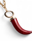 Collana lunga a catena in metallo con corno in resina rossa - Mya Accessories