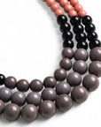 Collana a tre fili con sfere in acrilico grigie, rosa e nere - Mya Accessories