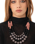 Collana a tre fili con sfere in acrilico grigie, rosa e nere - Mya Accessories