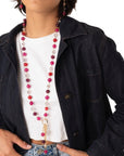Collana lunga con pietre semidure e vetro tono fucsia con pendente - Mya Accessories