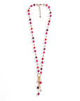 Collana lunga con pietre semidure e vetro tono fucsia con pendente - Mya Accessories
