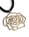 Collana girocollo a laccio nero con pendente a forma di rosa in metallo satinato - Mya Accessories