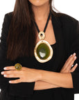 Collana girocollo a laccio nero con pendente a medaglione con pietra in resina verde - Mya Accessories
