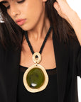 Collana girocollo a laccio nero con pendente a medaglione con pietra in resina verde - Mya Accessories