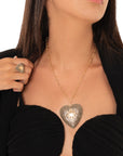 Anello regolabile in metallo con base a cuore, con pietre in vetro grigie - Mya Accessories