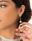 Orecchini pendenti con pietre in vetro tono beige con spirale in metallo - Mya Accessories