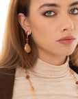 Orecchini pendenti con pietra a goccia semidura tono beige/arancio - Mya Accessories