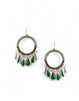 Orecchini pendenti circolari in metallo con pietre in vetro verdi - Mya Accessories