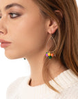 Orecchini pendenti con fili in metallo a goccia e pietre in vetro multicolore - Mya Accessories