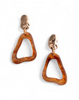 Orecchini pendenti in acrilico dalla forma irregolare, tono ambra - Mya Accessories