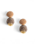 Orecchini pendenti a doppia sfera con microcristalli in vetro tono beige e fango - Mya Accessories