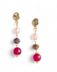 Orecchini pendenti con tre pietre semidure in vetro tono fucsia - Mya Accessories