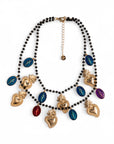 Collana a due fili con pietre in vetro nere e charms pendenti in metallo con cuori sacri - Mya Accessories