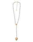 Collana a rosario con pietre in acrilico nere e pendente a cuore in metallo - Mya Accessories