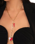 Collana a catena sottile con doppio pendete in acrilico a forma di corno e di cuore tono rosso - Mya Accessories