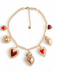 Collana girocollo a catena con charms pendenti in metallo con cuori sacri smaltati tono rosso - Mya Accessories