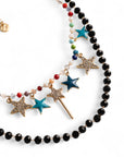 Collana a due fili con pietre in vetro nere e multicolore con stelline pendenti - Mya Accessories