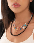Collana a due fili con pietre in vetro nere e multicolore con stelline pendenti - Mya Accessories
