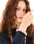 Bracciale elastico con sfere in acrilico tono grigio - Mya Accessories