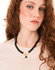 Collana girocollo con pietre in vetro nere e charms pendenti in metallo - Mya Accessories