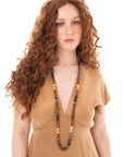 Collana lunga con sfere in acrilico e resina animalier sui toni del marrone - Mya Accessories