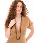 Collana lunga con sfere in acrilico e resina animalier sui toni del marrone - Mya Accessories