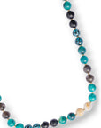 Collana lunga con sfere in acrilico e resina animalier sui toni del petrolio - Mya Accessories