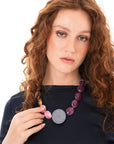 Collana girocollo in acrilico con pietre marrone e viola - Mya Accessories