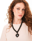 Collana girocollo con sfere in acrilico e pendente a cuore nero - Mya Accessories