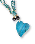 Collana lunga a due fili con pietre in vetro petrolio e pendente a cuore - Mya Accessories