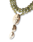 Collana multi fili con pietre in acrilico tono verde e pendente in metallo - Mya Accessories