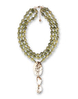 Collana multi fili con pietre in acrilico tono verde e pendente in metallo - Mya Accessories