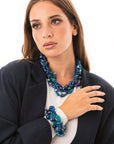 Collana girocollo con pietre intrecciate in acrilico e vetro tono blu - Mya Accessories