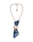 Collana girocollo a catena con cravattino in tessuto tono blu - Mya Accessories
