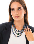 Collana a tre fili con sfere in acrilico e pietre in vetro tono blu e verde - Mya Accessories