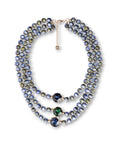 Collana a tre fili con sfere in acrilico e pietre in vetro tono blu e verde - Mya Accessories