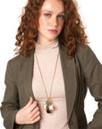 Collana lunga con catena snake e pendente a fiore in resina nei toni nero e beige - Mya Accessories