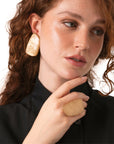 Anello regolabile in acciaio con pietra geometrica in acrilico beige - Mya Accessories